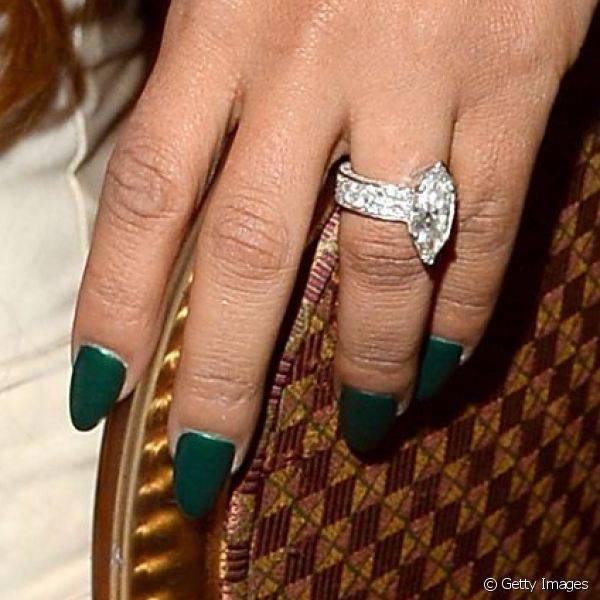 Em uma celebração benficente, em 2013, a atriz usou unhas esmaltadas de forma tradicional com um tom de verde